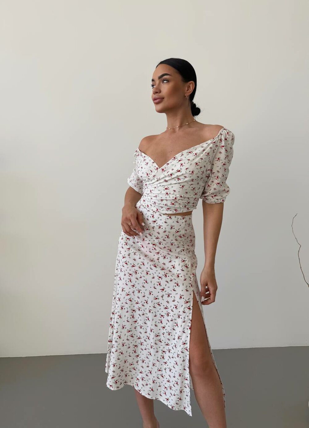 Літній костюм складається з топу та спідниці, колір білий