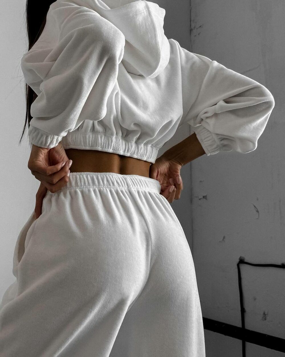 Костюм состоит из худи, бра и штанов, цвет молочный