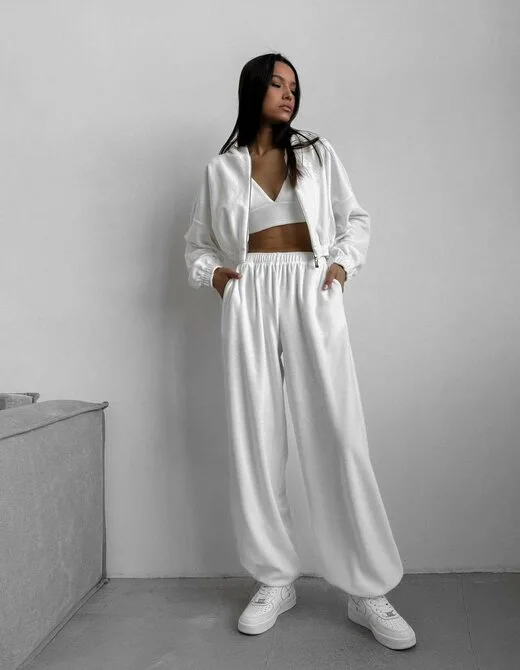 Костюм состоит из худи, бра и штанов, цвет молочный