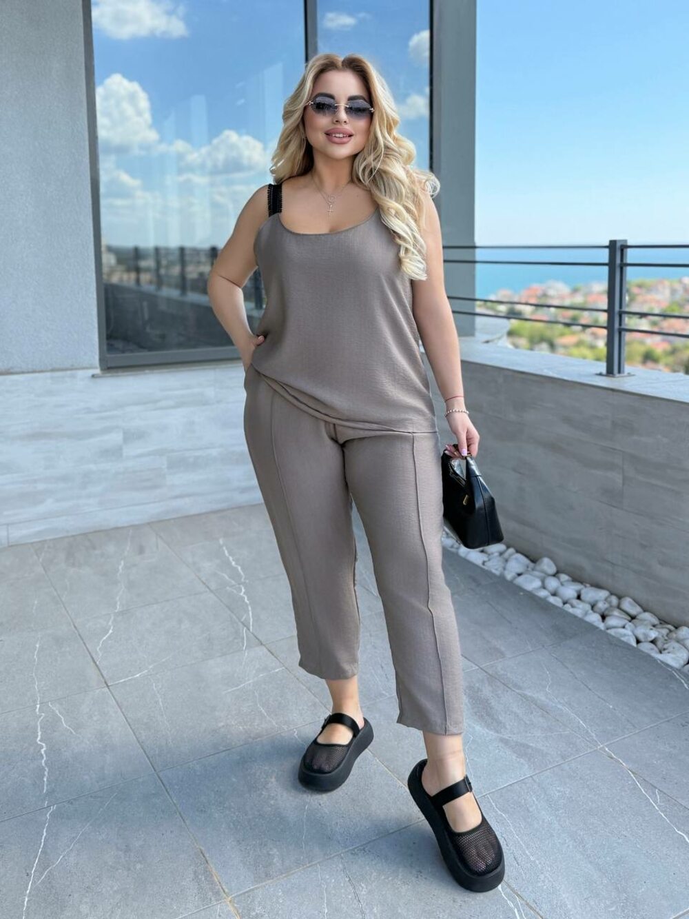 Костюм складається з штанів і кофточки на бретельках, колір бежевий