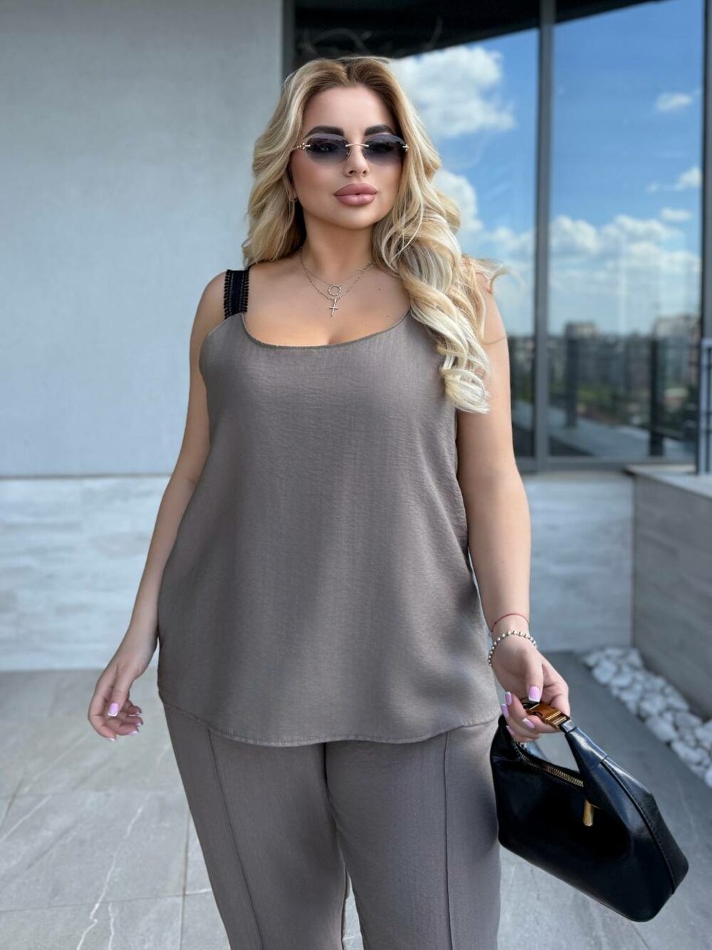 Костюм складається з штанів і кофточки на бретельках, колір бежевий