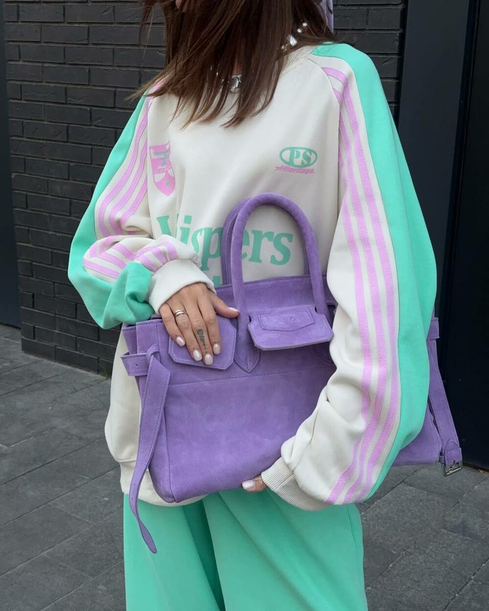 Костюм складається зі світшота та штанів, колір м'ята.