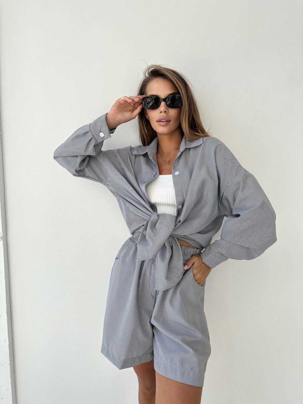 Костюм двійка складається з сорочки та шорт, колір сірий
