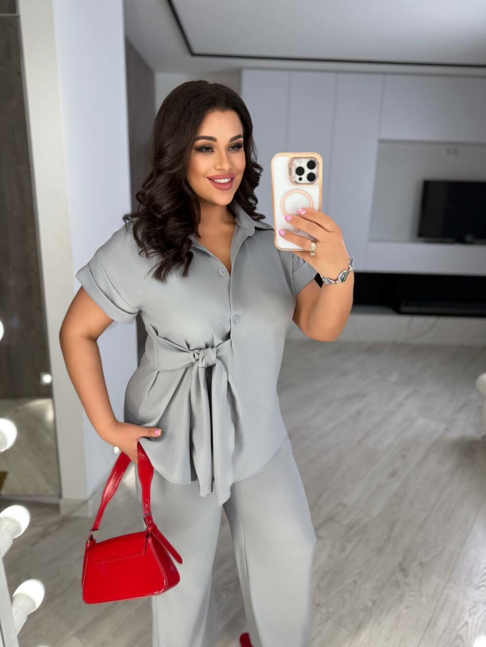 Костюм складається з брюк та блузи оригінального крою, колір сірий