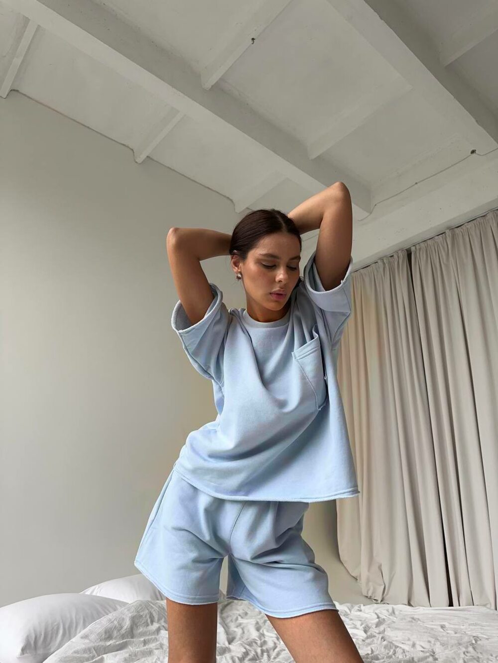 Костюм складається з футболки та шорт, колір блакитний