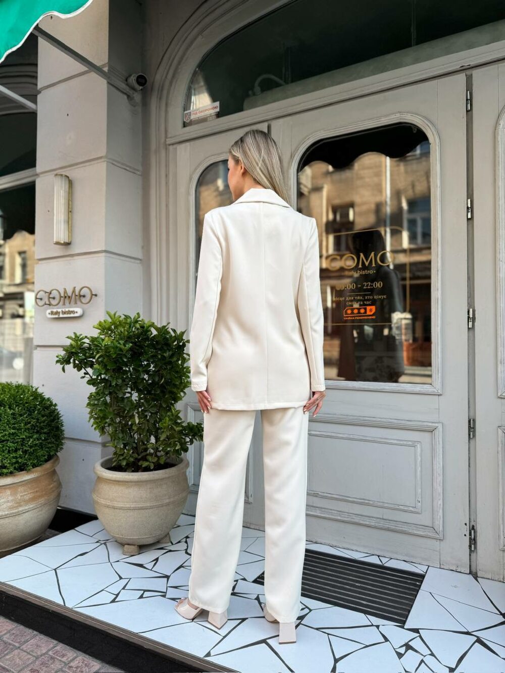 Костюм двійка складається з піджака та штанів, колір моко