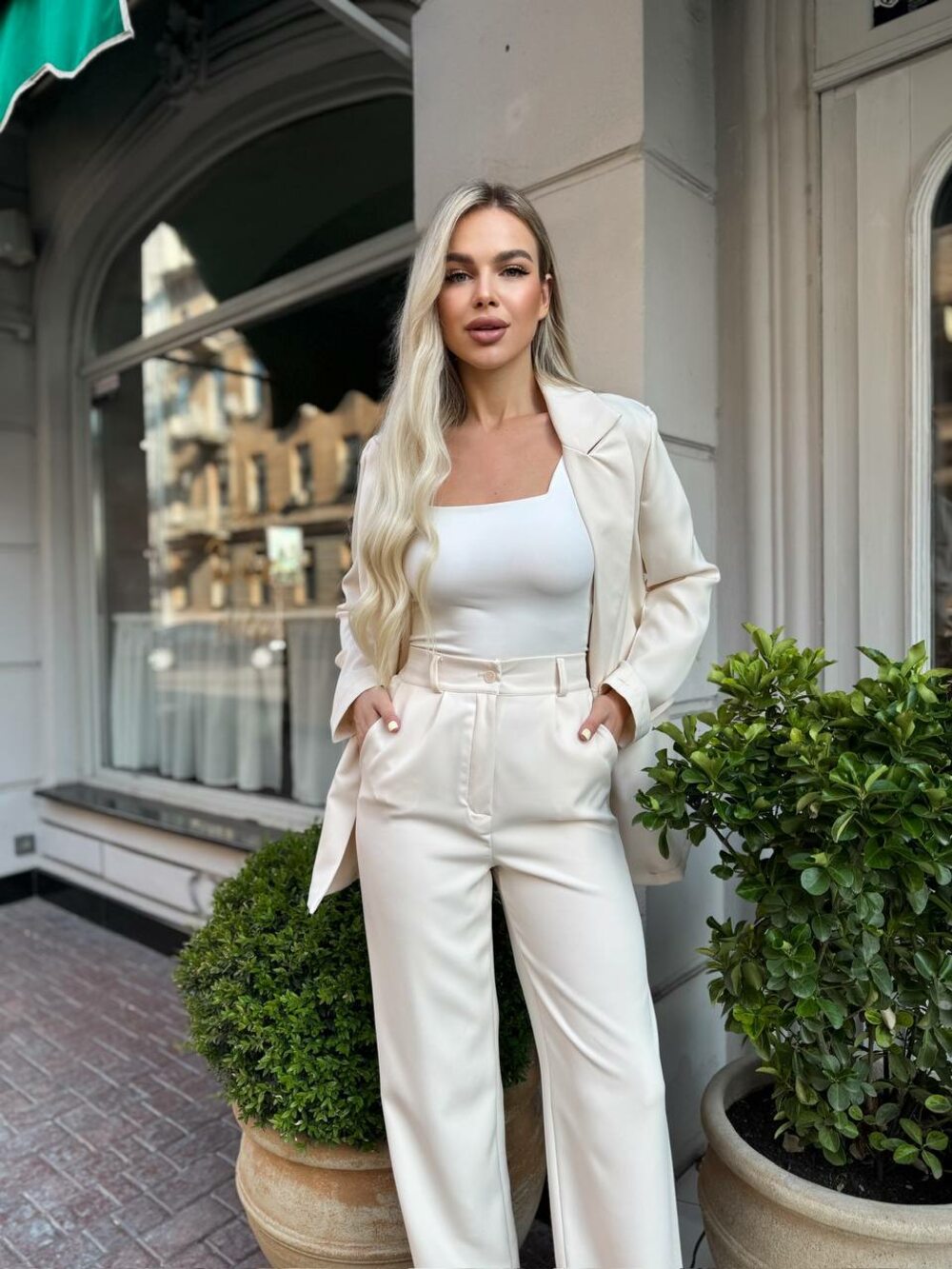 Костюм двійка складається з піджака та штанів, колір моко