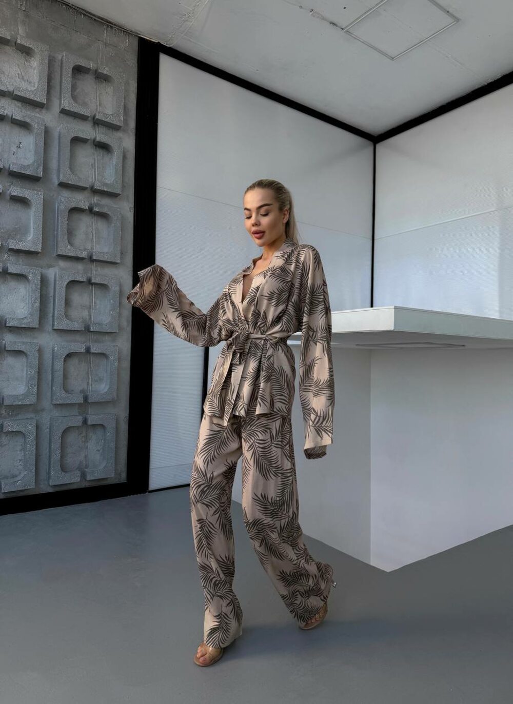 Косять двійка з штанів та кардигану, колір бежевий