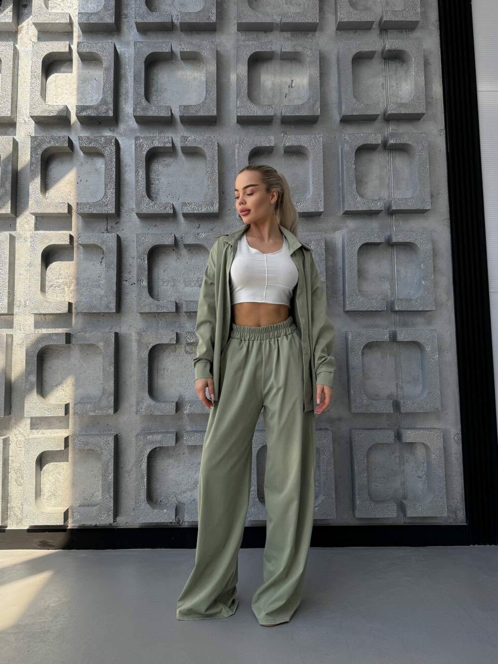 Костюм двійка з сорочкою та брюками вільного крою, оливковий колір.