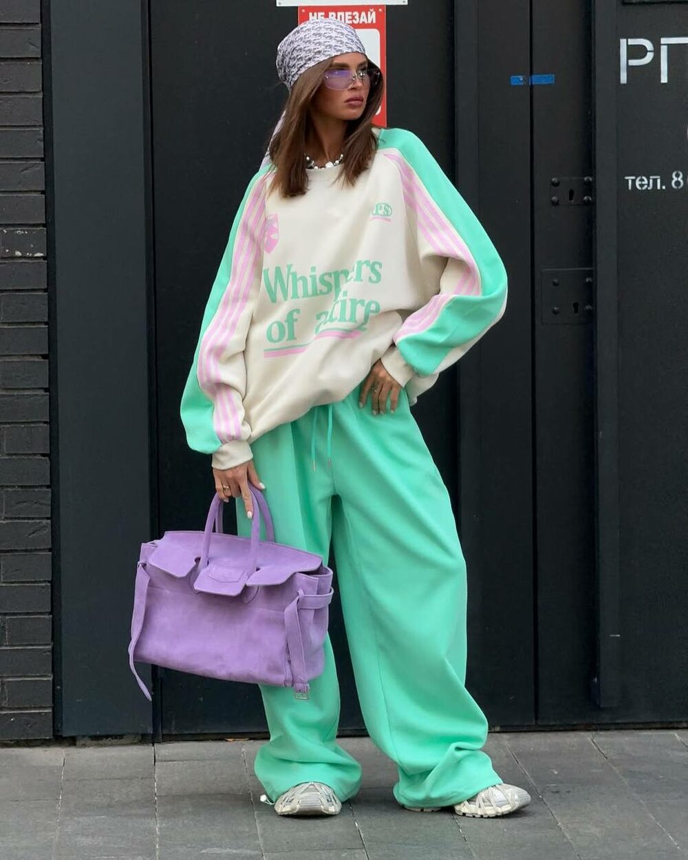 Костюм складається зі світшота та штанів, колір м'ята.