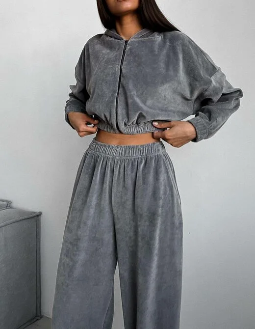 Костюм состоит из худи, бра и штанов, цвет графит