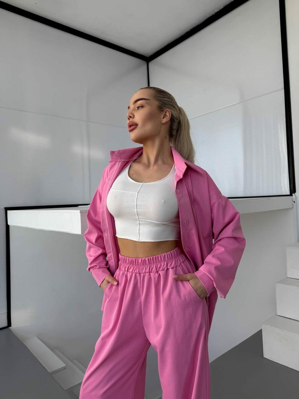 Костюм двійка з сорочкою та брюками вільного крою, колір рожевий.