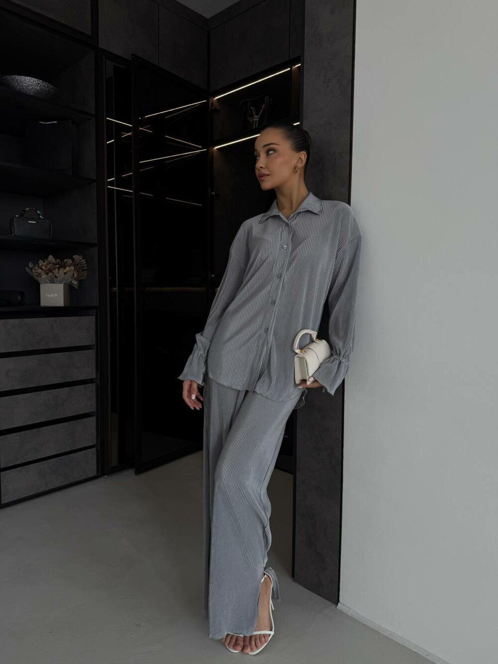 Костюм двойка сотоит из брюк и рубашки свободного кроя, цвет серый