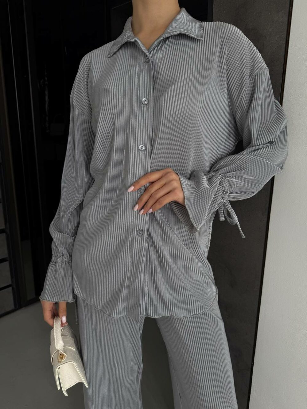 Костюм двойка сотоит из брюк и рубашки свободного кроя, цвет серый