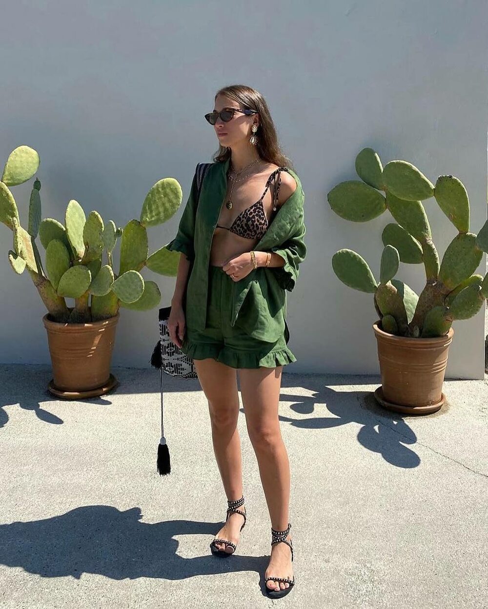 Костюм складається з сорочки та шорт, колір хакі