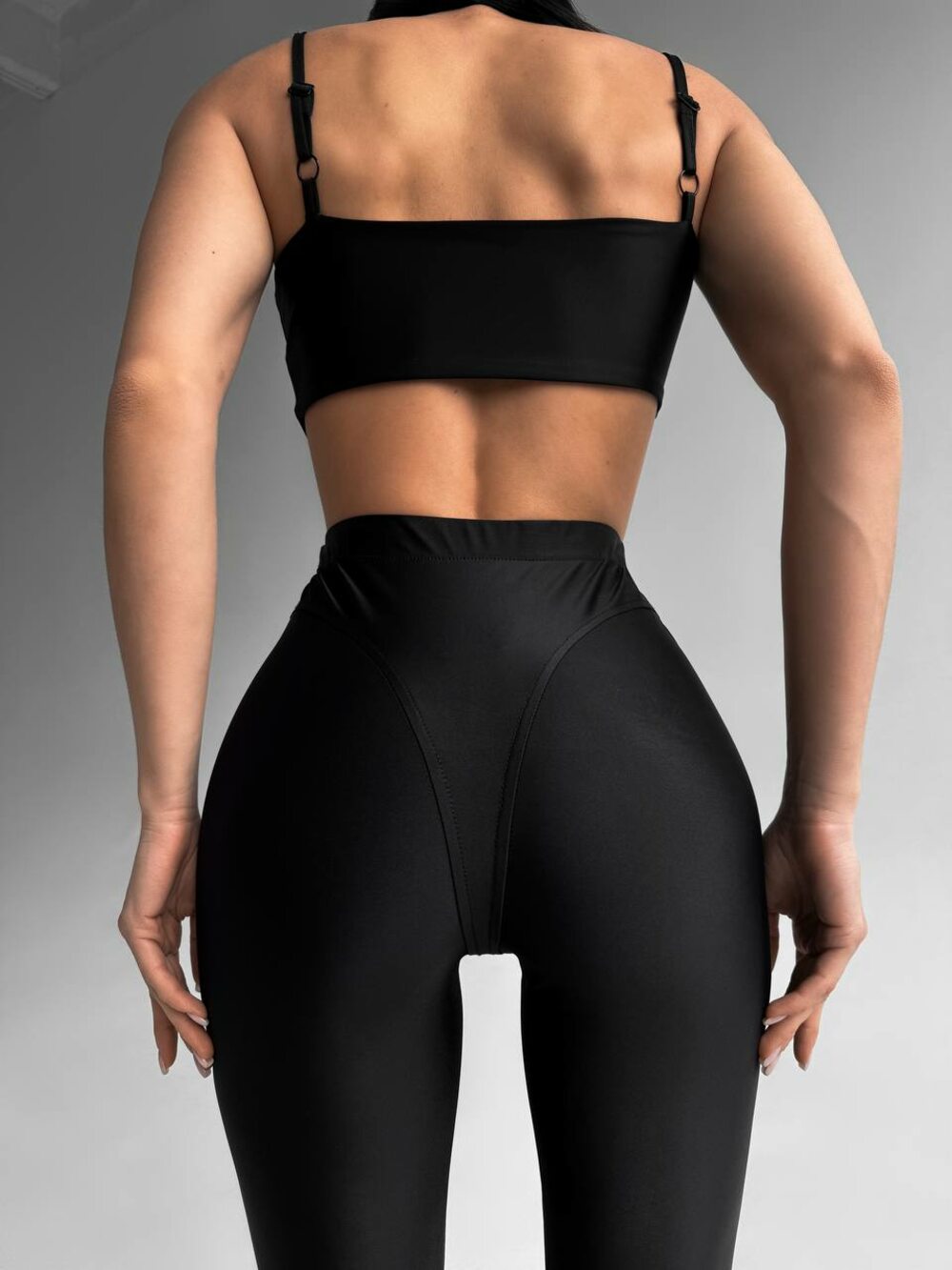 Спортивний комплект складається з топу та лосин, колір чорний