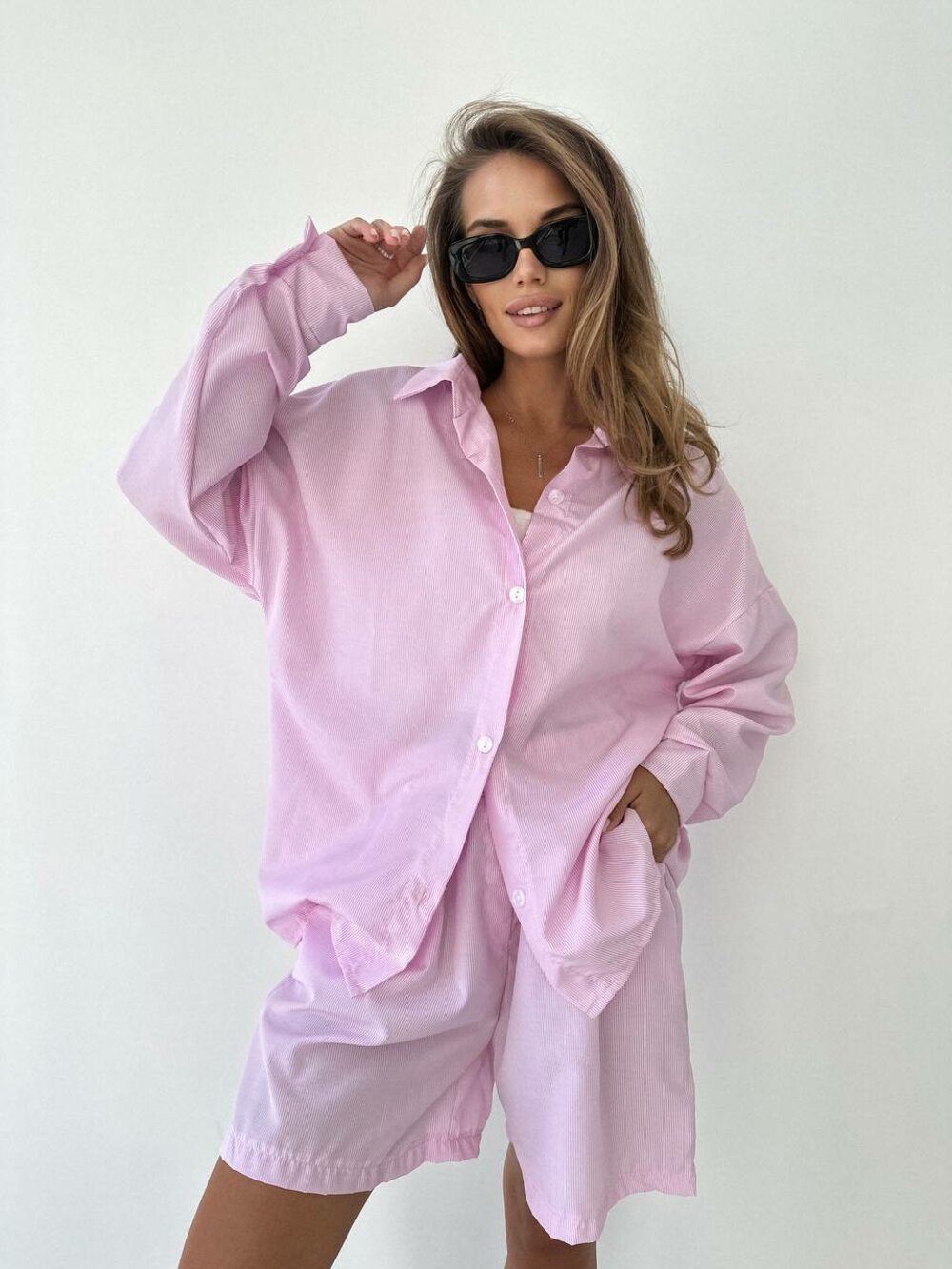 Костюм двійка складається з сорочки та шорт, колір рожевий