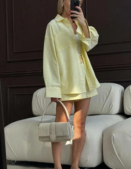 Костюм состоит из шорт и рубашки, цвет желтый