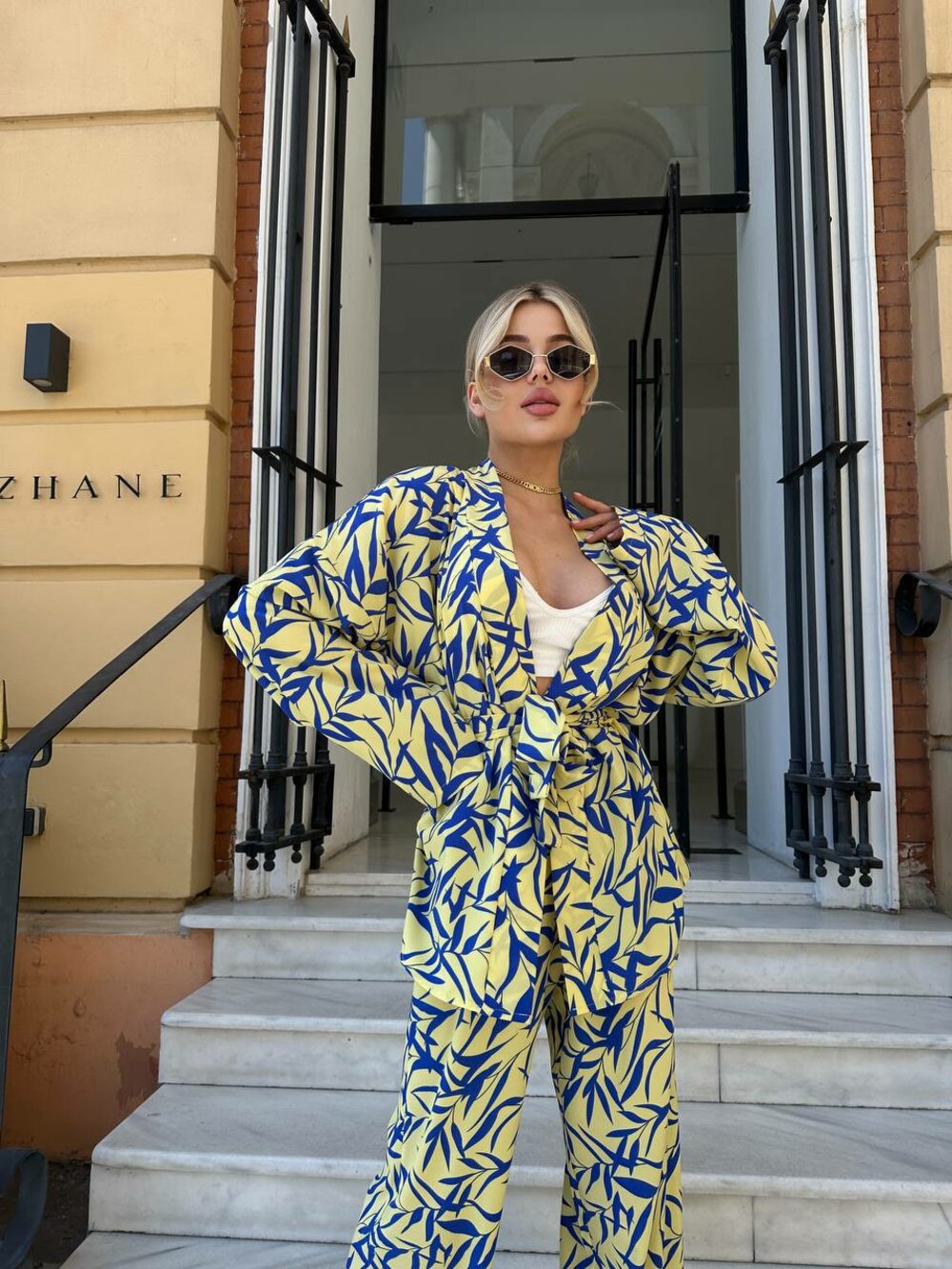 Костюм двійка складається з штанів та кімоно, колір жовтий