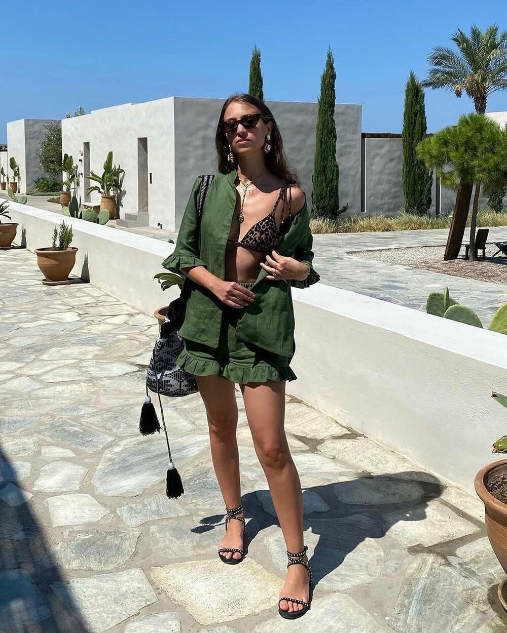 Костюм складається з сорочки та шорт, колір хакі