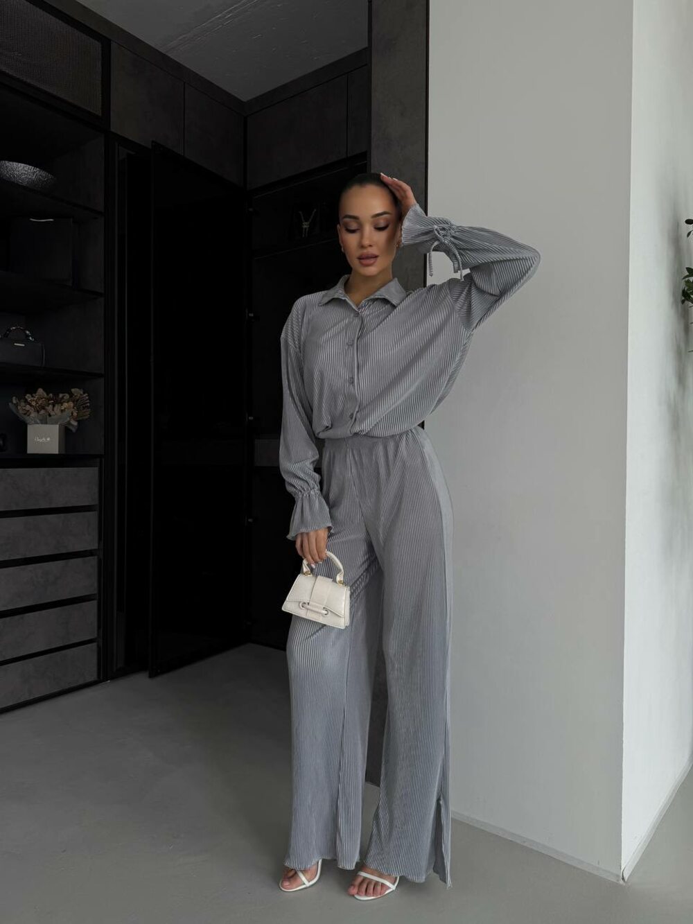 Костюм двойка сотоит из брюк и рубашки свободного кроя, цвет серый