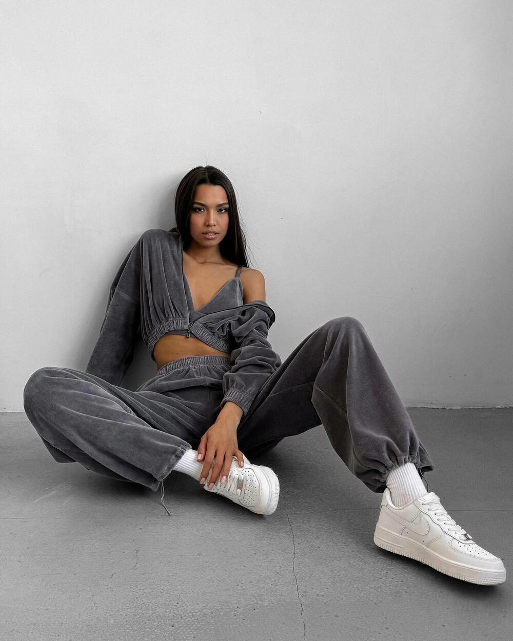 Костюм складається з худі, бра та штанів, колір графіт