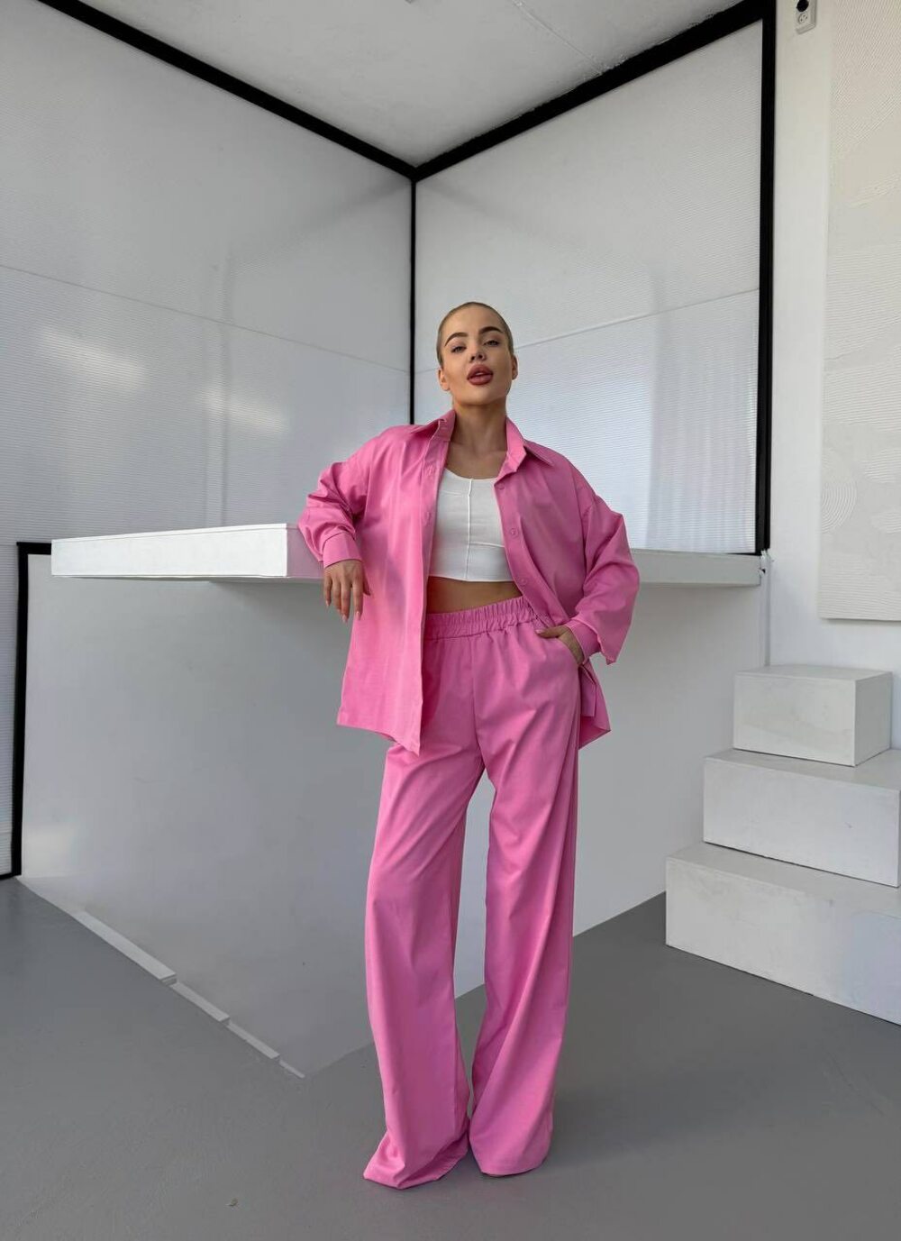Костюм двійка з сорочкою та брюками вільного крою, колір рожевий.