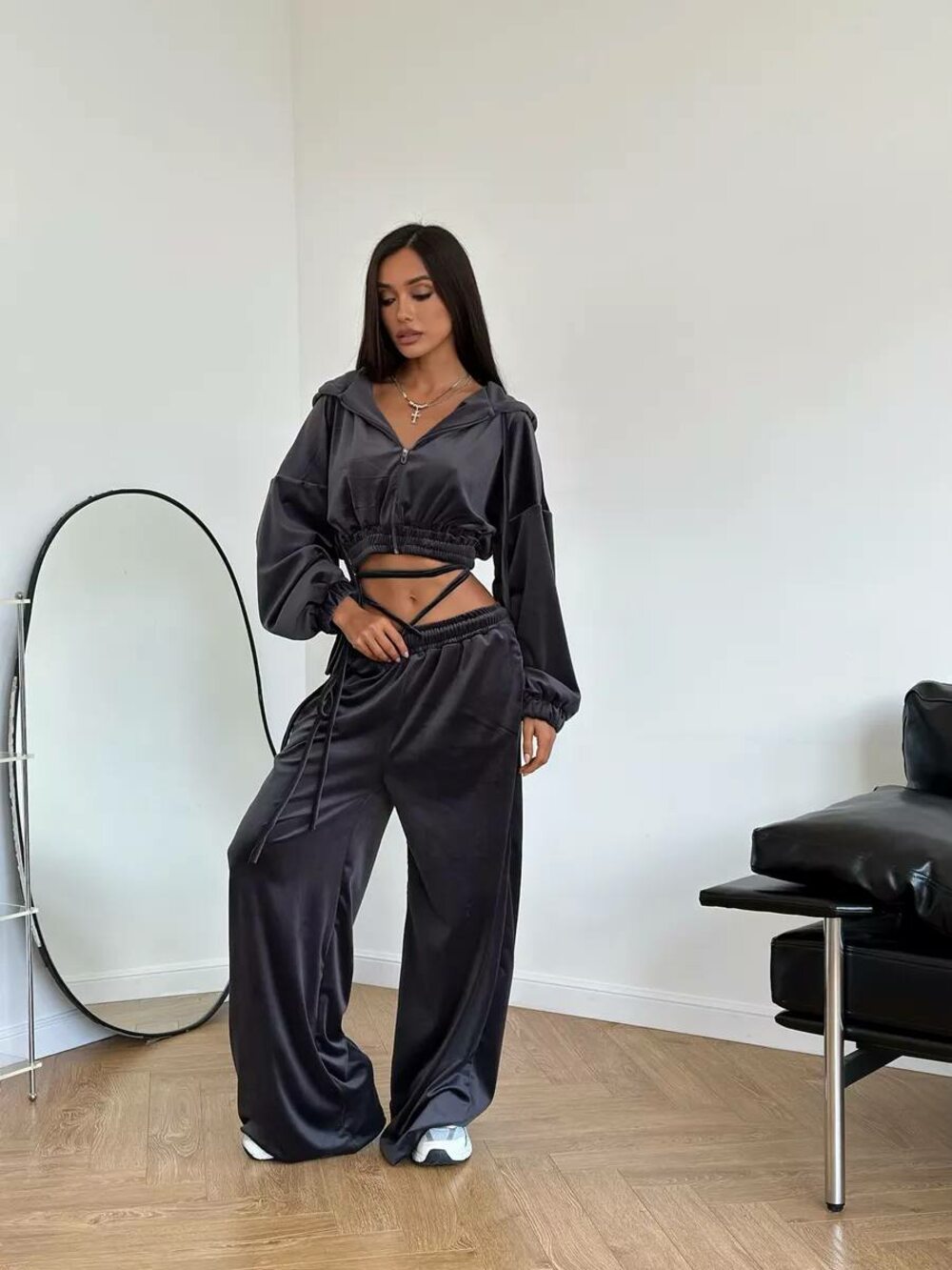 Велюровий костюм двійка складається з худі та штанів, колір графіт