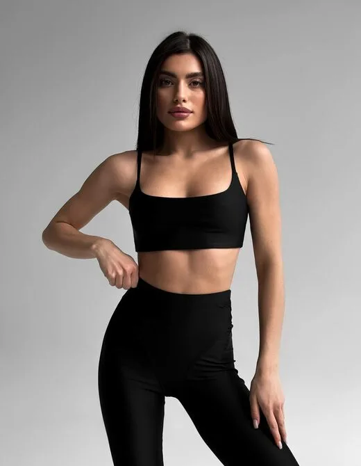 Спортивный комплект состоит из топа и лосин, цвет черный