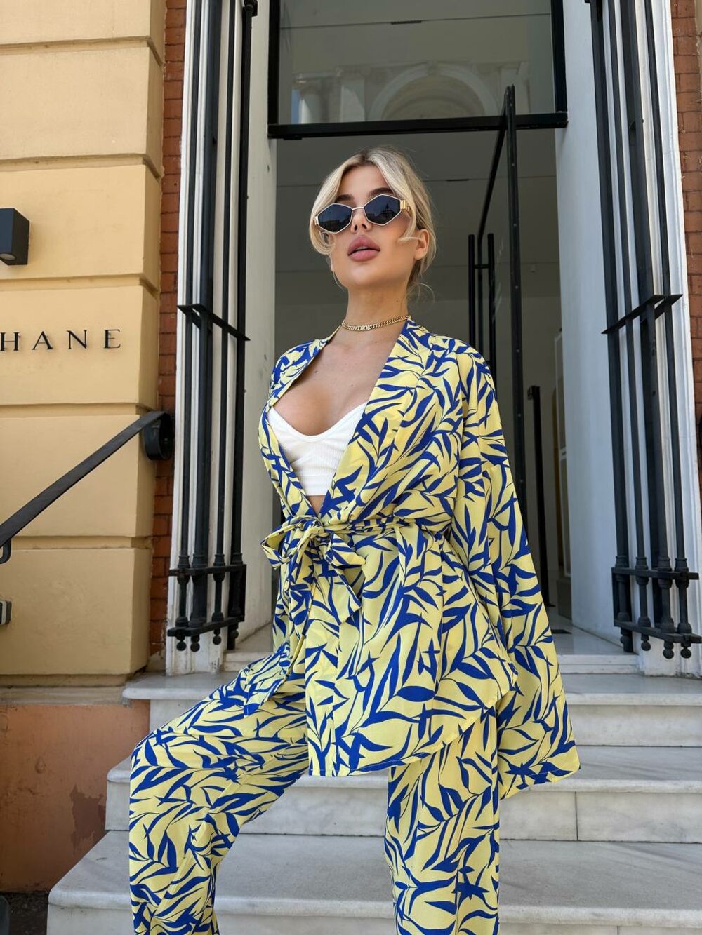 Костюм двійка складається з штанів та кімоно, колір жовтий