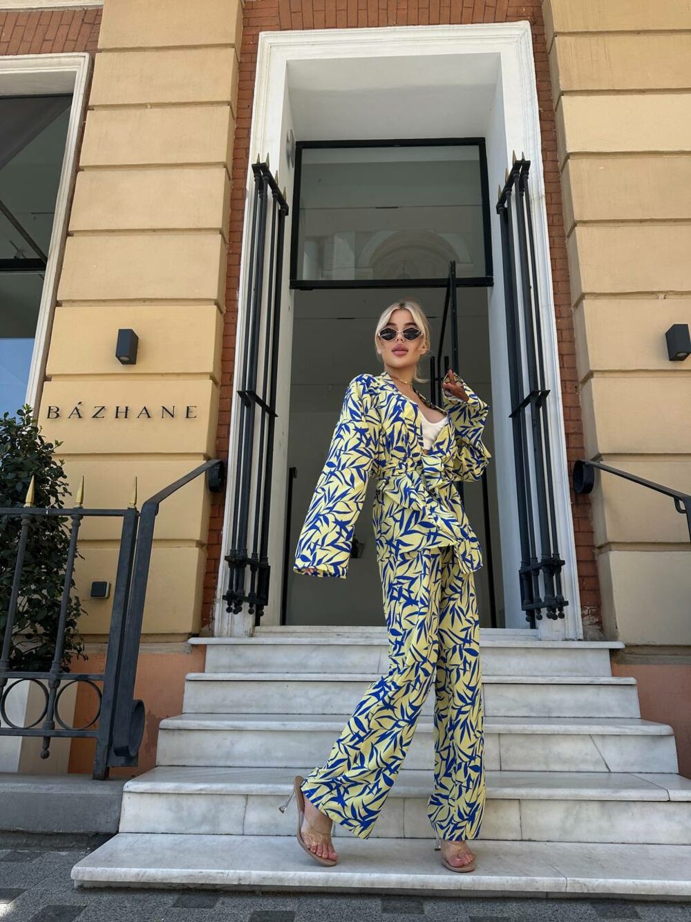 Костюм двійка складається з штанів та кімоно, колір жовтий