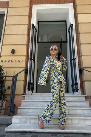 Костюм двійка складається з штанів та кімоно, колір жовтий