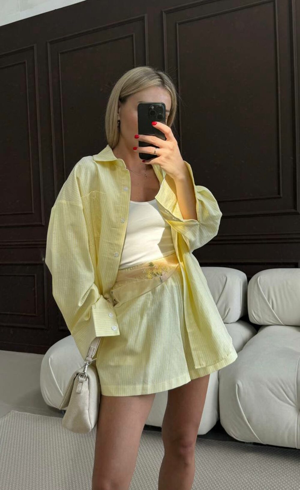 Костюм состоит из шорт и рубашки, цвет желтый