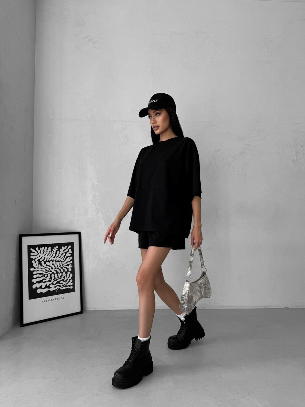 Костюм складається з футболки та шорт, колір чорний