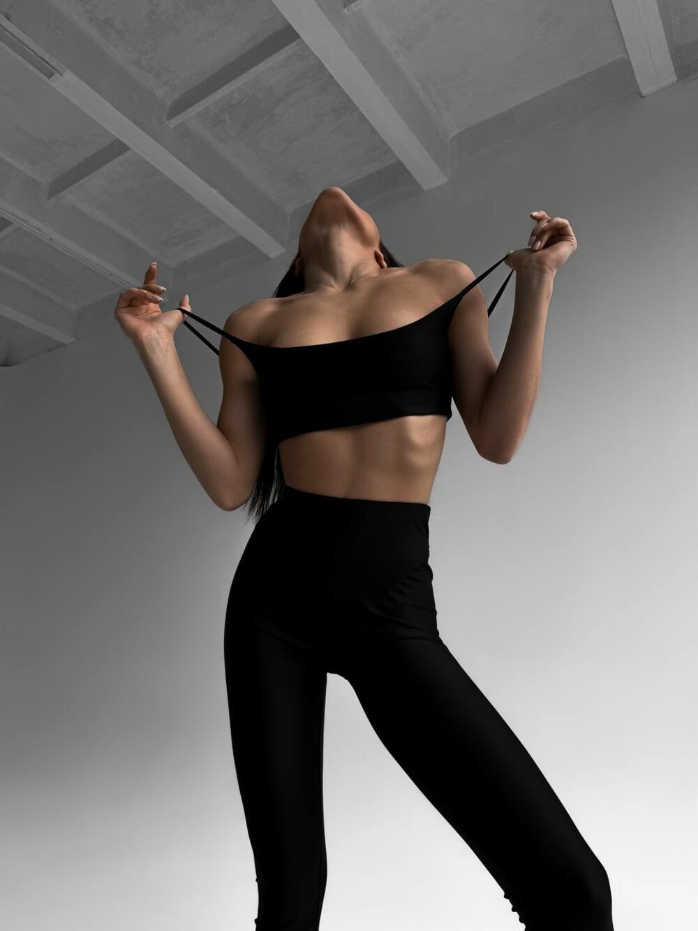 Спортивний комплект складається з топу та лосин, колір чорний