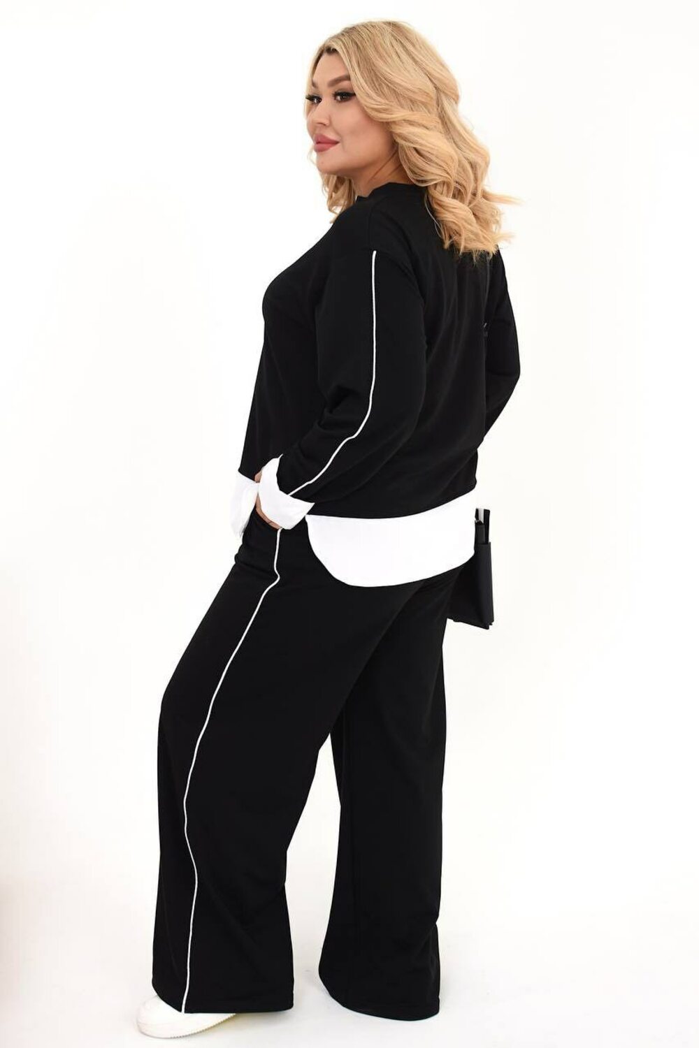 Костюм двійка складається з кофти оригінального крою і штанів палаццо. Колір чорний. Костюм стильний та зручний, його елементи легко поєднувати з різними образами. Колір графіт.