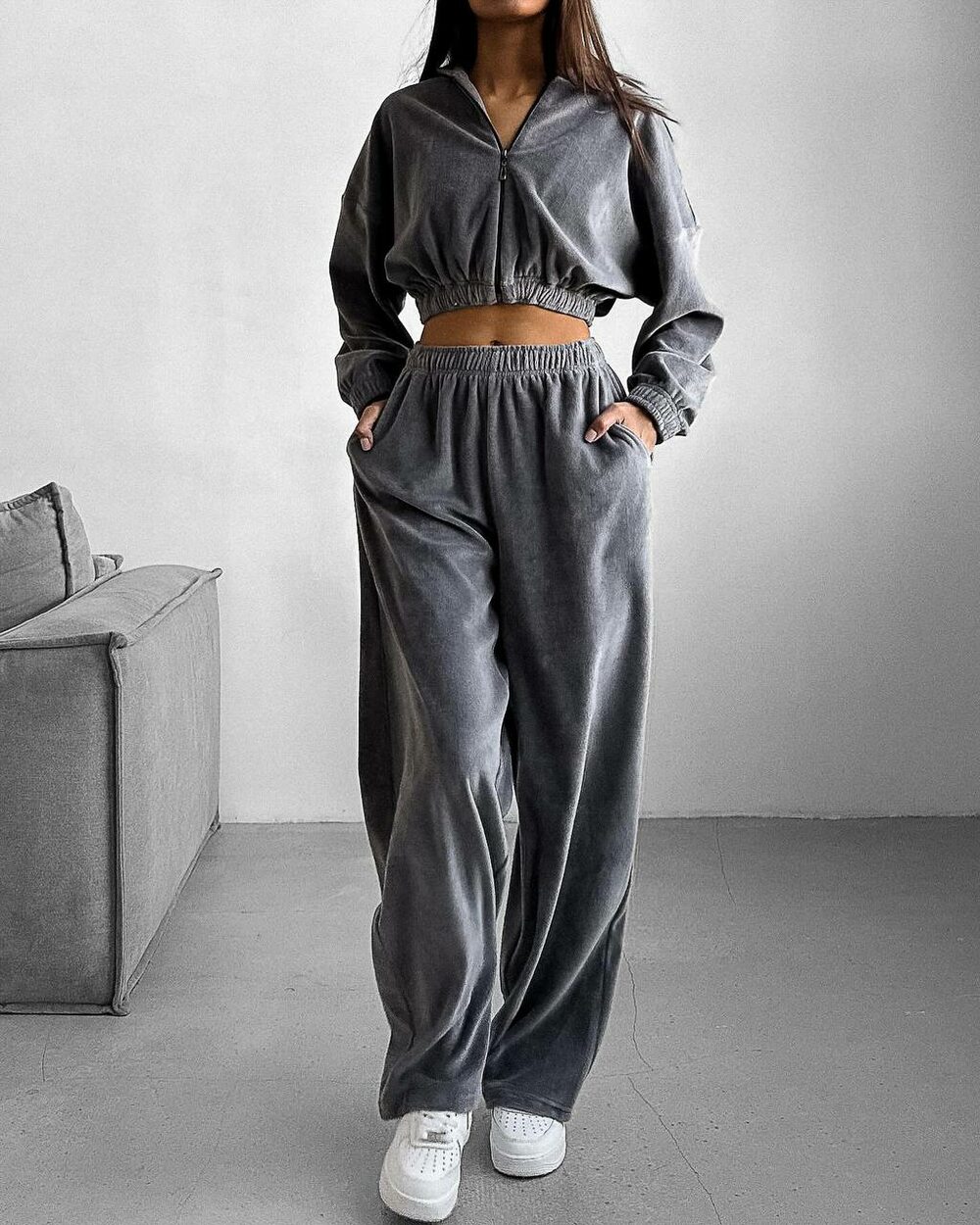 Костюм складається з худі, бра та штанів, колір графіт