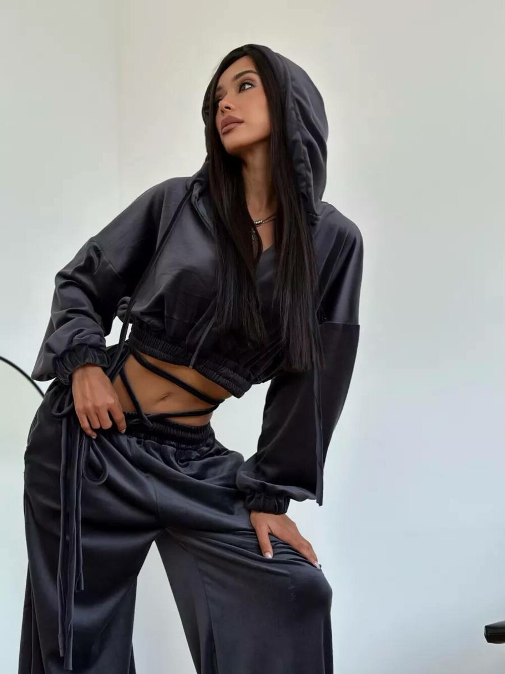 Велюровий костюм двійка складається з худі та штанів, колір графіт