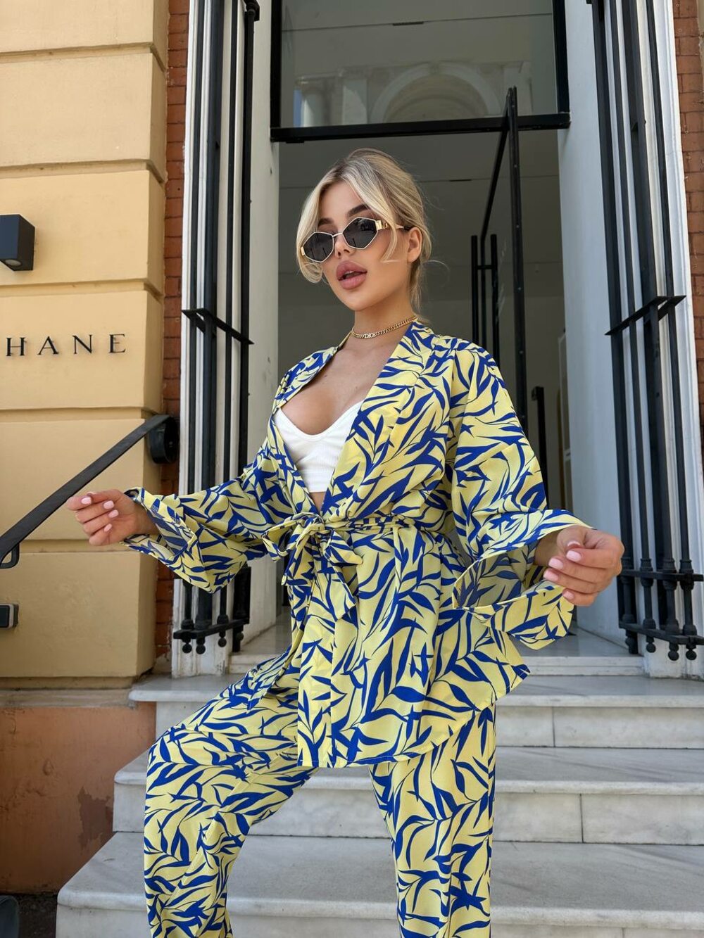 Костюм двійка складається з штанів та кімоно, колір жовтий