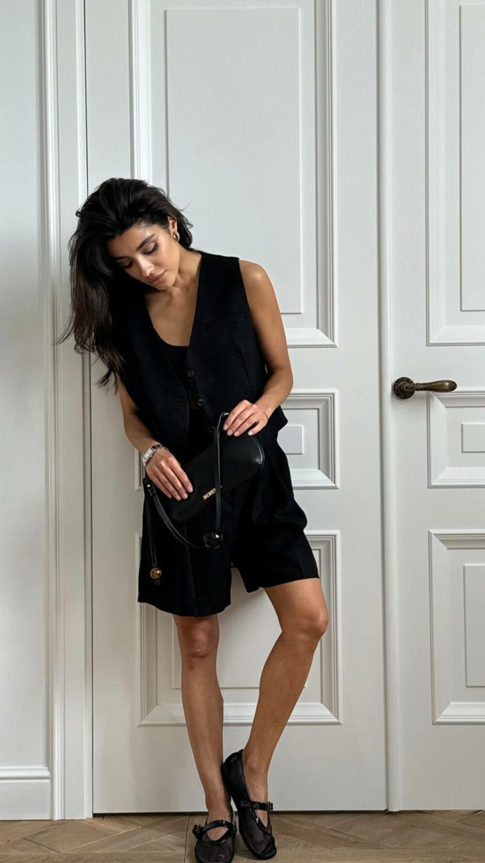 Костюм сотоит из шорт бермудов и жилета, цвет черный