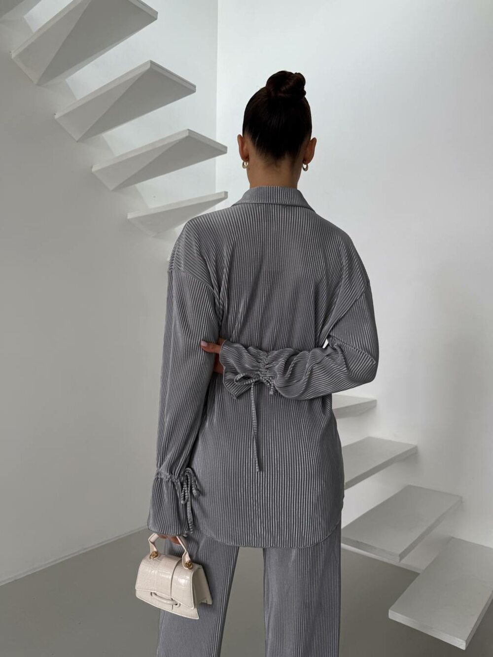 Костюм двойка сотоит из брюк и рубашки свободного кроя, цвет серый