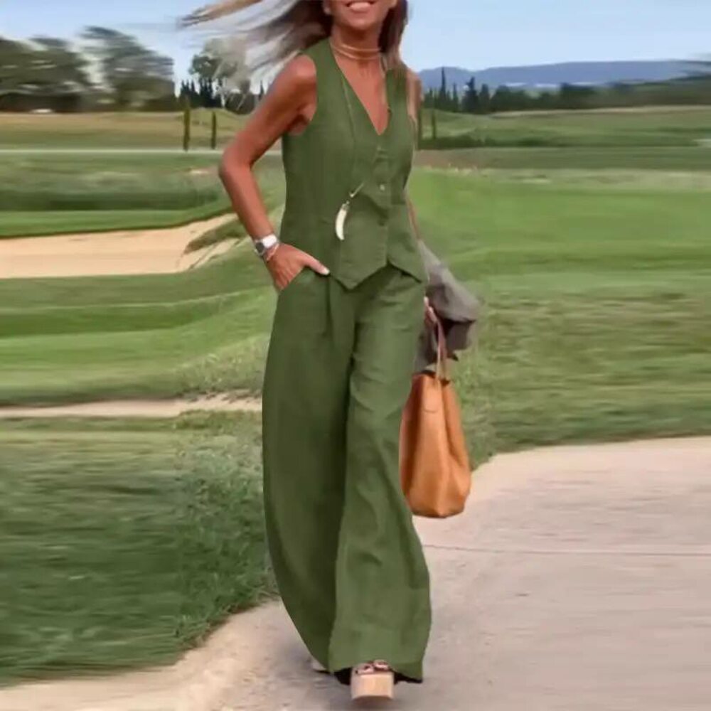 Костюм складається з брюк палаццо та жилета, колір зелений