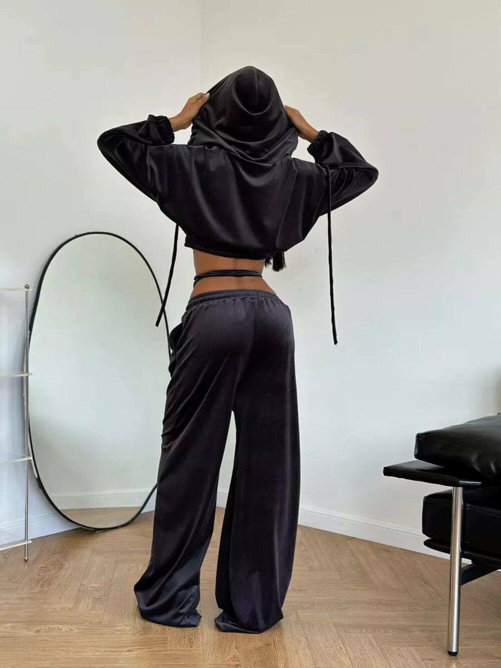 Велюровий костюм двійка складається з худі та штанів, колір графіт