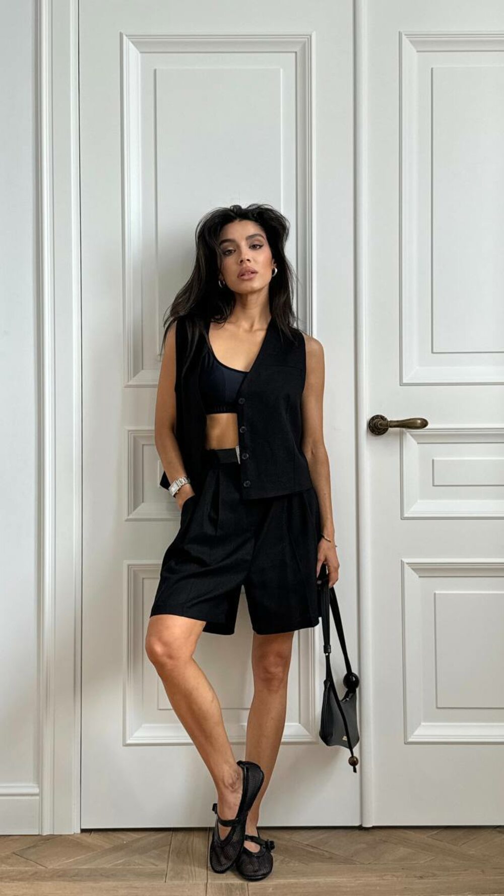 Костюм сотоит из шорт бермудов и жилета, цвет черный