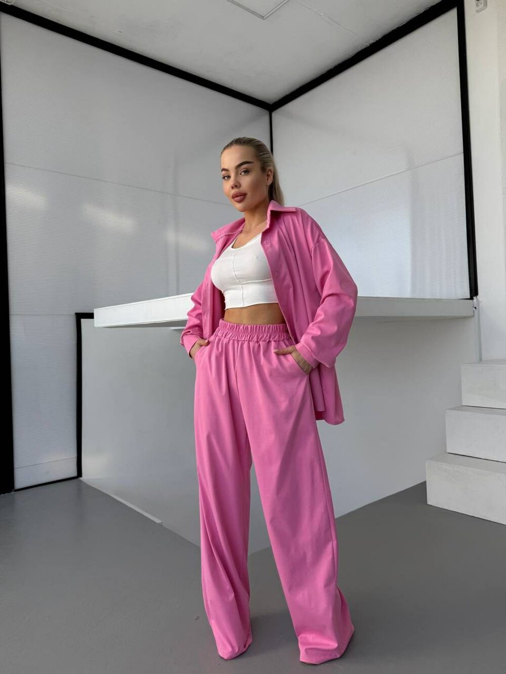 Костюм двійка з сорочкою та брюками вільного крою, колір рожевий.