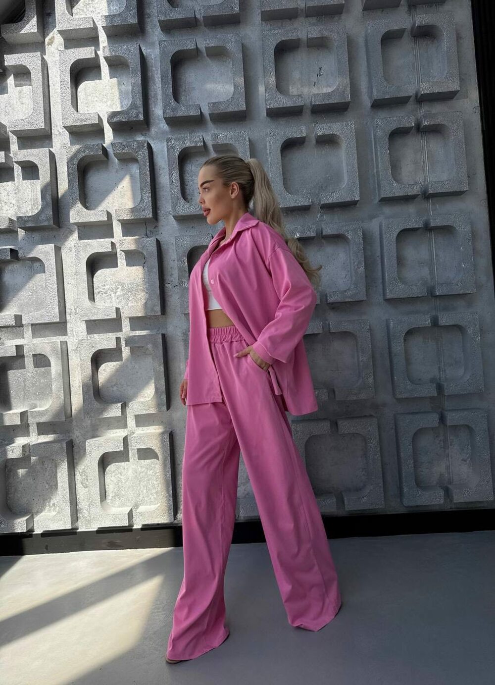 Костюм двійка з сорочкою та брюками вільного крою, колір рожевий.