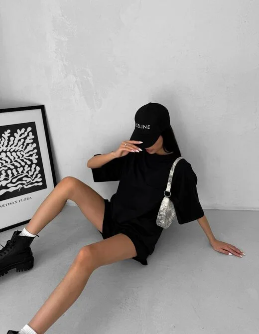 Костюм состоит из футболки и шорт, цвет черный