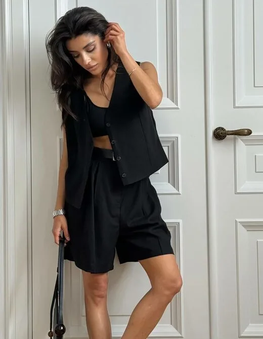 Костюм сотоит из шорт бермудов и жилета, цвет черный