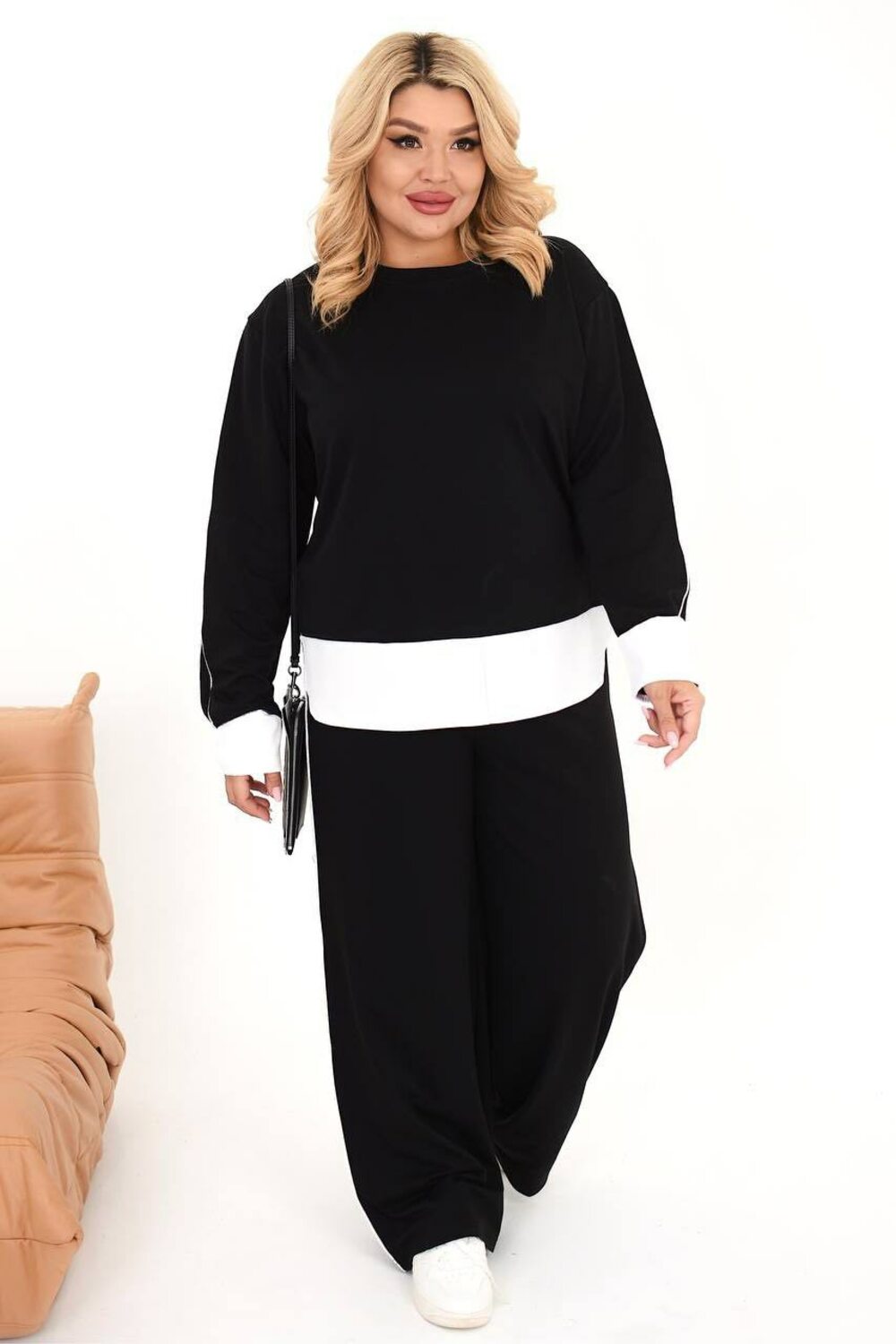 Костюм двійка складається з кофти оригінального крою і штанів палаццо. Колір чорний. Костюм стильний та зручний, його елементи легко поєднувати з різними образами. Колір графіт.