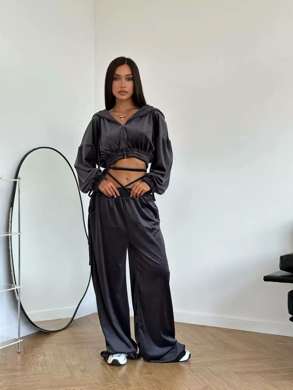 Велюровий костюм двійка складається з худі та штанів, колір графіт